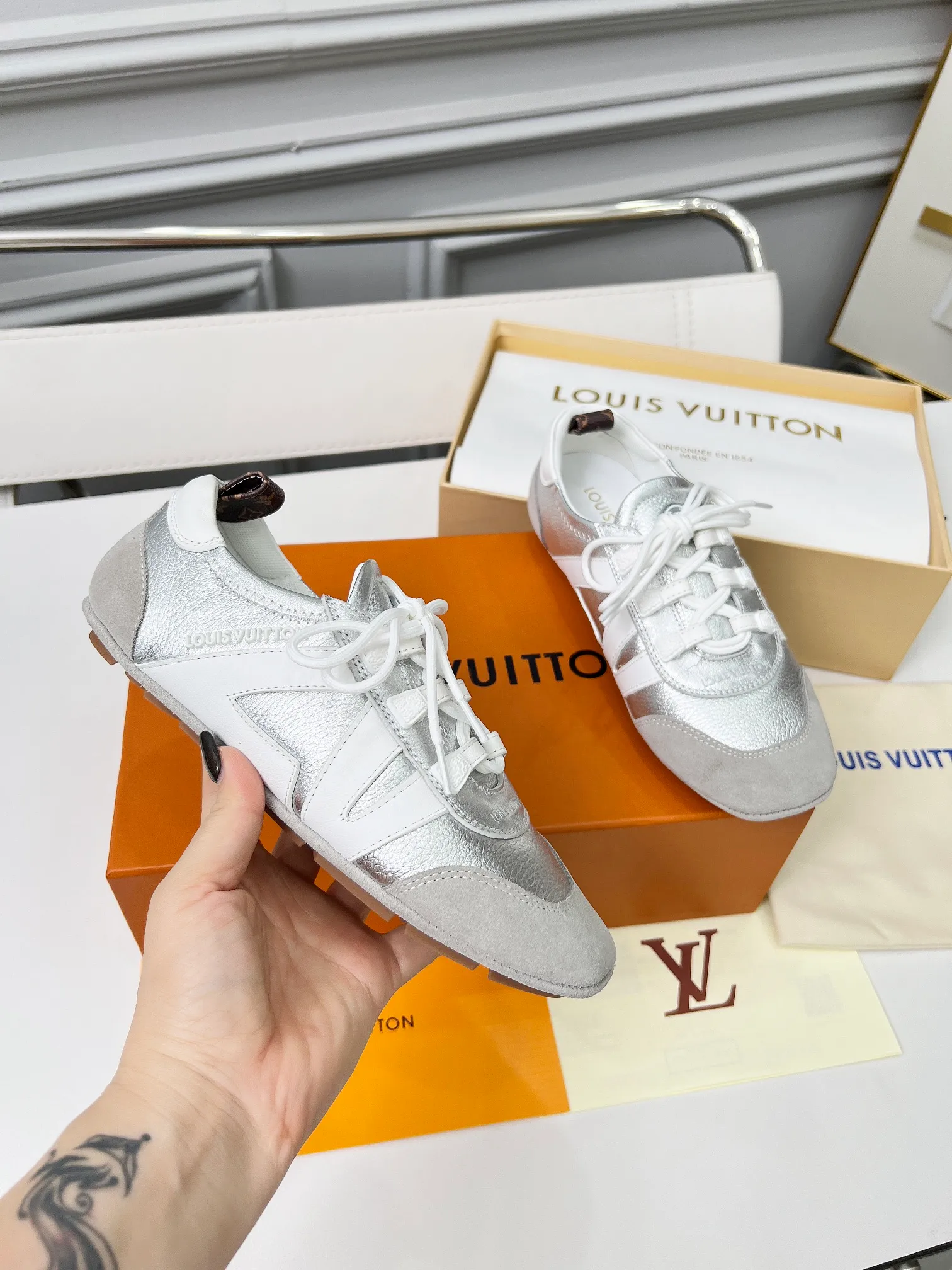 👟👟Ex-factory price 600👟👟 LV Sneakerina ballet-style sneakers are made of soft sheepskin and suede cow leather trimmings, and Monogram canvas is used to write the LV letters on the side, combining the light structure of ballet shoes with the comfortable texture of sneakers. Sacchetto craftsmanship and an injection-molded outsole complete the package, allowing for flexibility in a variety of looks. Code number: 35~41, colors are being updated...